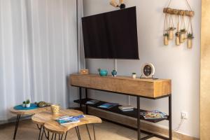 TV a/nebo společenská místnost v ubytování En bord de plage Baie Nettlé, appart 4 couchages tout rénové