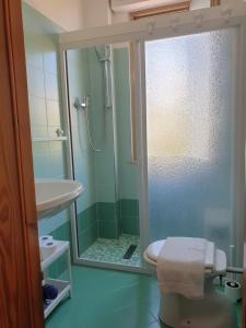 モンテジルヴァーノにあるMy Beachouseのバスルーム(シャワー、トイレ、シンク付)