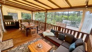 - un salon avec un canapé et une table dans l'établissement Tiny house famille nature cap ferret, à Claouey