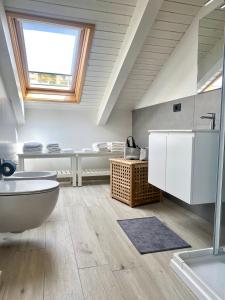 y baño con bañera blanca y lavamanos. en Casa di Nuvola -Residenza Lavinia -, en Monforte dʼAlba
