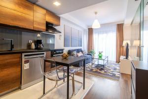 a kitchen and living room with a table and a couch at Stylish Flat with Central Location in Sisli in Istanbul