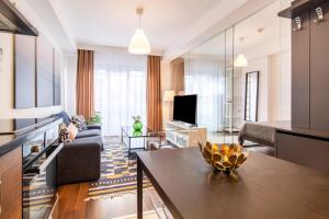 a living room with a couch and a table at Stylish Flat with Central Location in Sisli in Istanbul