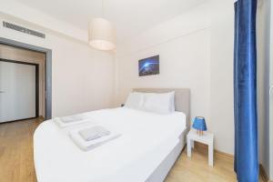 Postel nebo postele na pokoji v ubytování Exquisite Flat with Shared Pool in Kepez