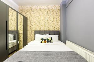 um quarto com uma cama grande e uma parede com um padrão em Distinguished Flat with Backyard in Sisli em Istambul