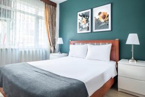 a bedroom with a bed and a blue wall at Amazing Flat With Excellent Location in Besiktas Istanbul in Istanbul