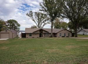 een huis met een garage en een grasveld bij Luxury Waterfront Lakehouse Retreat - Piney Woods of East Texas - Lake Palestine in Chandler