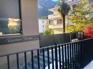 ein schwarzer Zaun vor einem Gebäude in der Unterkunft Emma‘s Riva-Dream deluxe in Riva del Garda