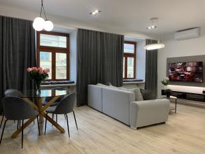 salon z kanapą i stołem w obiekcie ALLURE PREMIUM APARTMENT w mieście Lublin