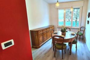 a dining room with a table and chairs and a window at Eco Villetta di Beppina con giardino - Self Check-in in Pratovecchio