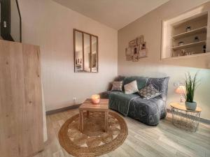 salon z kanapą i stołem w obiekcie Studio ZEN hyper centre Cognac w mieście Cognac