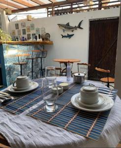 布希奧斯的住宿－Pousada Luz da Lua，桌子上放有盘子和眼镜