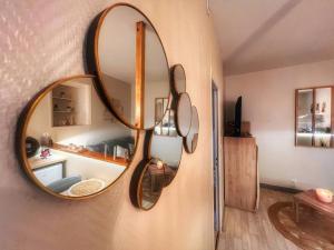 a circular mirror on a wall in a room at Studio ZEN hyper centre Cognac in Cognac