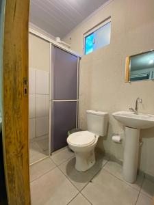 uma casa de banho com um WC e um lavatório em Nova Pousada Consulado em Ponta Grossa