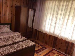 Ένα ή περισσότερα κρεβάτια σε δωμάτιο στο UZUNGÖL Nehir kenarında Doğa içinde merkezi 3 yatak odalı Büyük SUİTE Daire