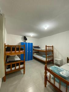 Nova Pousada Consulado tesisinde bir ranza yatağı veya ranza yatakları