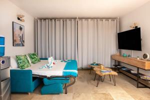TV a/nebo společenská místnost v ubytování En bord de plage Baie Nettlé, appart 4 couchages tout rénové