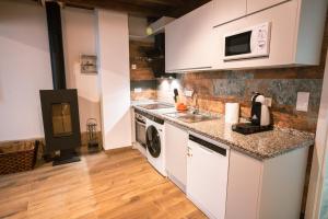A kitchen or kitchenette at Apartamentos A Fala en Trevejo y San Martin de Trevejo, Sierra de Gata