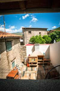 A balcony or terrace at Apartamentos A Fala en Trevejo y San Martin de Trevejo, Sierra de Gata