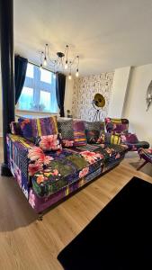 uma sala de estar com um sofá num quarto em Stylish & Cosy - Flat 6, Osborne Road em Pontypool