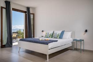 ein Schlafzimmer mit einem Bett und einem großen Fenster in der Unterkunft Villa Maria con piscina e vista mare in Castellammare del Golfo