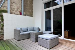 patio z wiklinową kanapą i stołem w obiekcie LOVELY HOME private TERRACE w Wiedniu