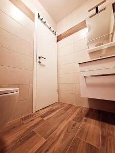 baño con aseo y puerta en Maria´s Haus en Novigrad Istria