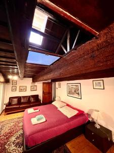 una camera con letto rosso di Saint Patrick Guest House a Barletta