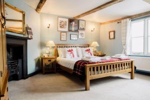 um quarto com uma cama e uma lareira em The Corner House Canterbury em Canterbury