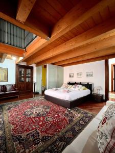 Saint Patrick Guest House في بارليتا: غرفة نوم بسرير وسجادة كبيرة