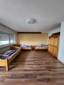 um quarto com duas camas num quarto em Stadthostel em Töging am Inn