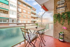 - un balcon avec une table et des chaises à côté de la piscine dans l'établissement CasaCafé Madrid Pozuelo 2 Baño Fuera de la habitacion o COMPARTIDO, à Pozuelo de Alarcón