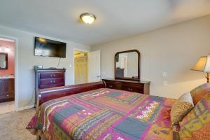 Katil atau katil-katil dalam bilik di Pueblo House by Riverwalk, 2 Miles to Fairgrounds!