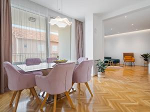 a dining room with a table and chairs at Luxury Apartment Beyond in Stobreč