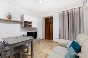 TV/Unterhaltungsangebot in der Unterkunft Designer HOME with COMFY SOFA in central Valletta by 360 Estates