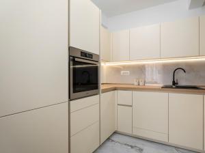 Kuchyň nebo kuchyňský kout v ubytování Luxury Apartment Beyond