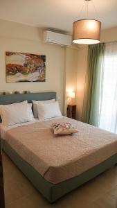 uma cama grande num quarto com uma cama grande sidx sidx em Oasis - Chic & minimal apt em Agios Nikolaos