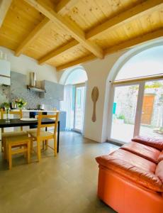 ein Wohnzimmer mit einem Tisch und einem Esszimmer in der Unterkunft Casa Caterina in Lezzeno