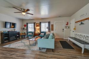 uma sala de estar com um sofá e uma ventoinha de tecto em Bleu Hill Cottage Ski Snow Bowl and Hike Flagstaff! em Flagstaff