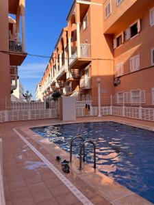 una piscina di fronte a un edificio di APJ Emperadores Apartment with swimming pool, 100 m from beach La Mata a La Mata