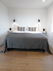 1 dormitorio con 1 cama grande y 2 mesitas de noche en Blackwood cottage near Geysir, en Reykholt