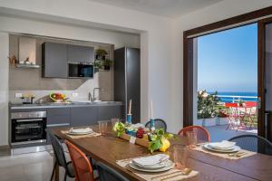Kuchyňa alebo kuchynka v ubytovaní Villa Maria con piscina e vista mare