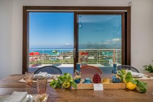 Balkón alebo terasa v ubytovaní Villa Maria con piscina e vista mare