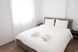 A bed or beds in a room at City view modern apartment (D3_FAL)