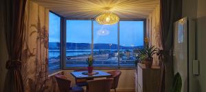 a room with a window with a table and chairs at La Perle Bleue, 100 m de la plage, parking, wifi in Frontignan