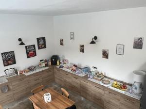 uma sala de jantar com uma mesa e um balcão em Casa vacanze Mare Fuori em Capoterra