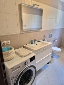 bagno con lavatrice e lavandino di Villa Petra a Rab