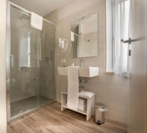 W łazience znajduje się umywalka i prysznic. w obiekcie Hotel Valle del Fiora w mieście Santa Fiora
