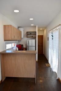 een keuken met een aanrecht en een koelkast bij Tampu, the Container House in Cafayate