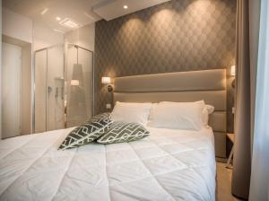 sypialnia z dużym białym łóżkiem z 2 poduszkami w obiekcie Hotel Valle del Fiora w mieście Santa Fiora