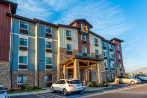 un hotel con un coche aparcado en un aparcamiento en My Place Hotel- Salt Lake City I-215/West Valley City, UT, en West Valley City